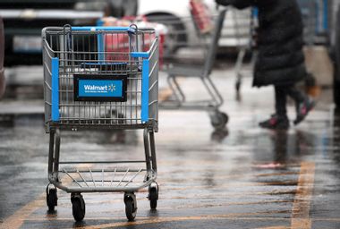 Walmart To Raise Its Minimum Raise To 11 Dollars An Hour